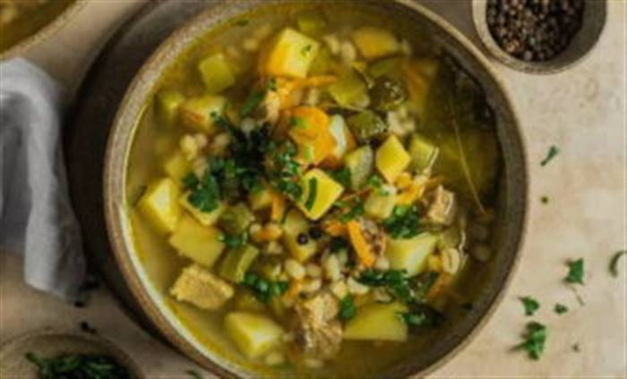 Класичний розсольник із перловкою та солоними огірками готовий! За бажання присмачуємо суп сметаною. Смачного!