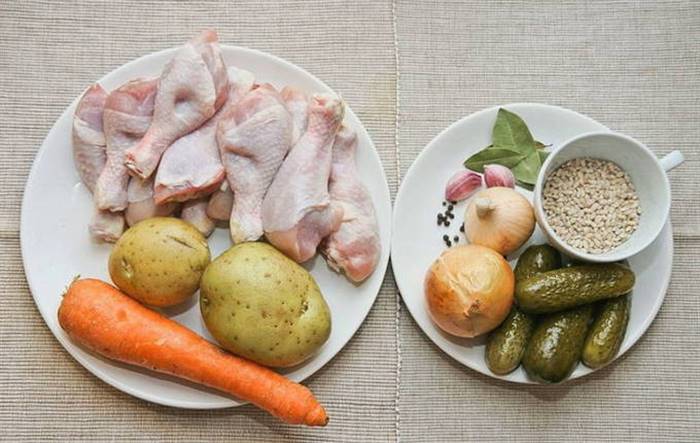 Розсольник із перловкою та солоними огірками класичний