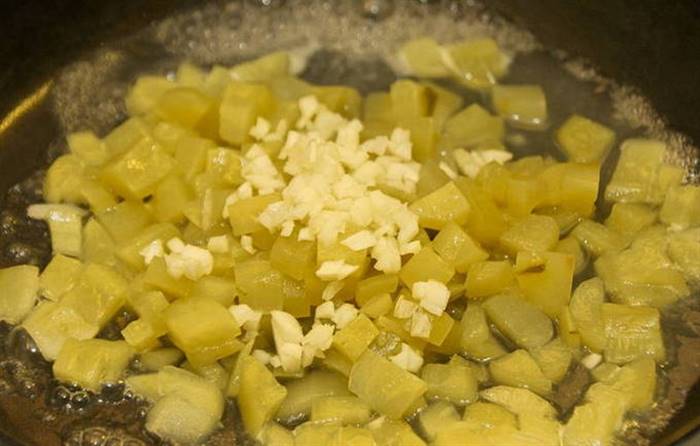 Розсольник із перловкою та солоними огірками класичний