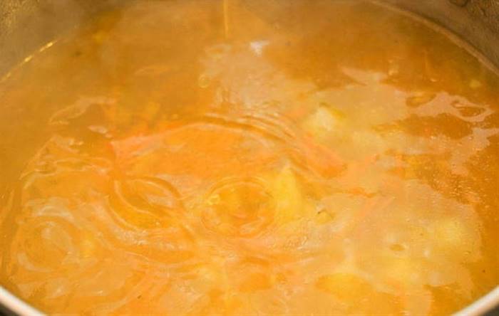 Розсольник із перловкою та солоними огірками класичний