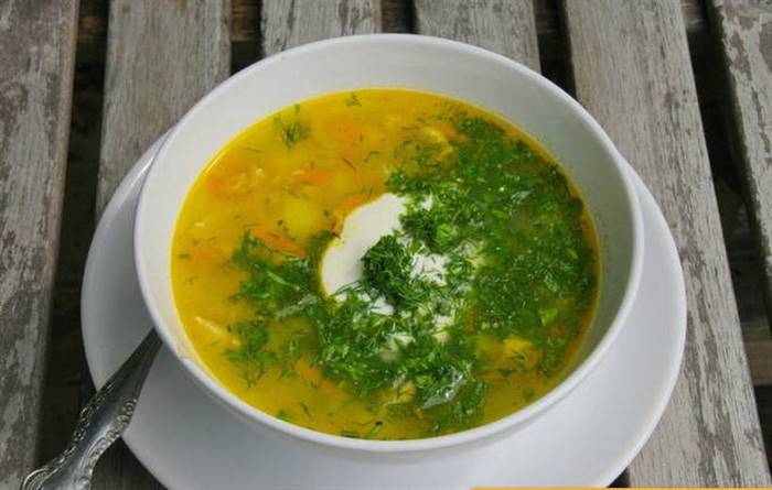 Розсольник із перловкою та солоними огірками класичний