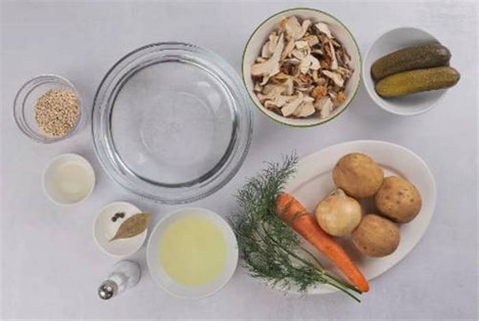 Розсольник із перловкою та солоними огірками класичний