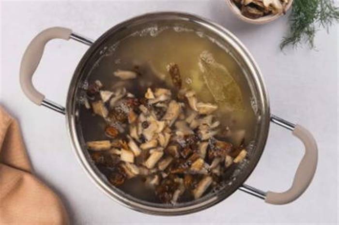 Розсольник із перловкою та солоними огірками класичний