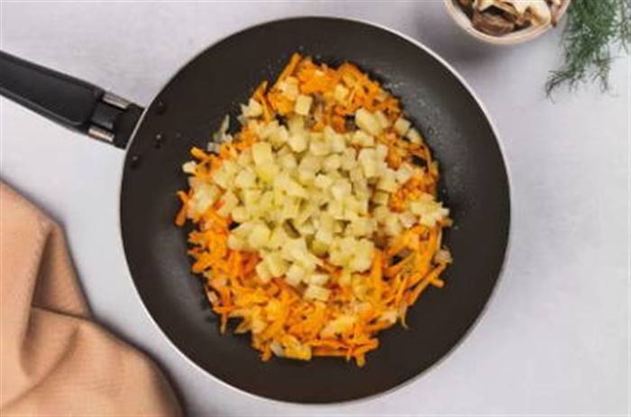 Розсольник із перловкою та солоними огірками класичний