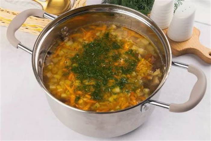 Розсольник з перловкою та солоними огірками класичний