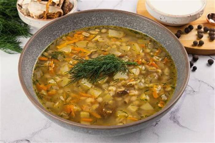 Розсольник із перловкою та солоними огірками класичний