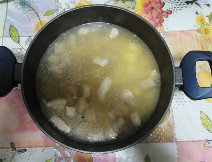 Розсольник із перловкою та солоними огірками класичний