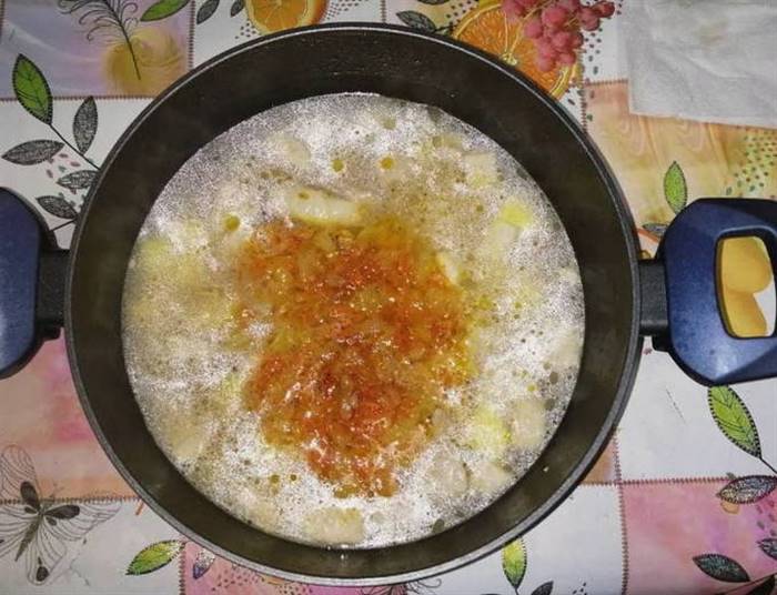 Розсольник із перловкою та солоними огірками класичний