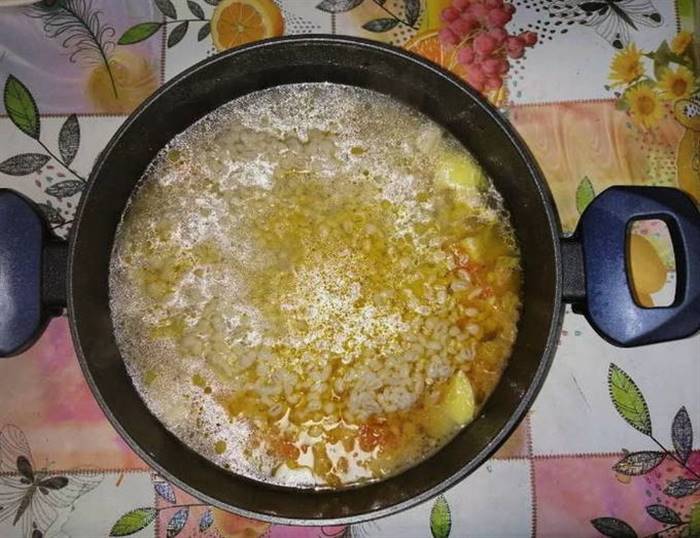 Розсольник з перловкою та солоними огірками класичний