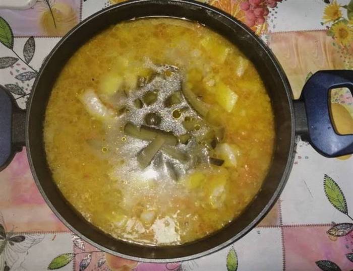 Розсольник із перловкою та солоними огірками класичний