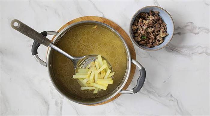 Розсольник із перловкою та солоними огірками класичний