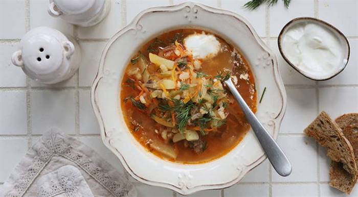 Розсольник із перловкою та солоними огірками класичний