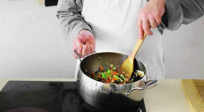 Розсольник з перловкою та солоними огірками класичний