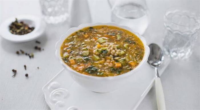 Розсольник із перловкою та солоними огірками класичний