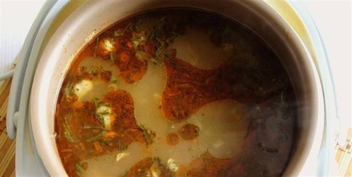 Розсольник із перловкою та солоними огірками класичний