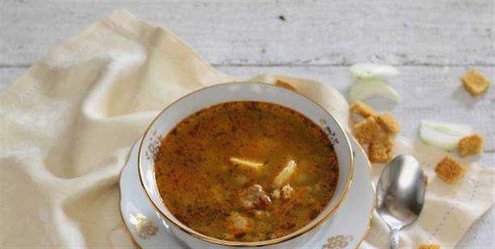 Розсольник із перловкою та солоними огірками класичний