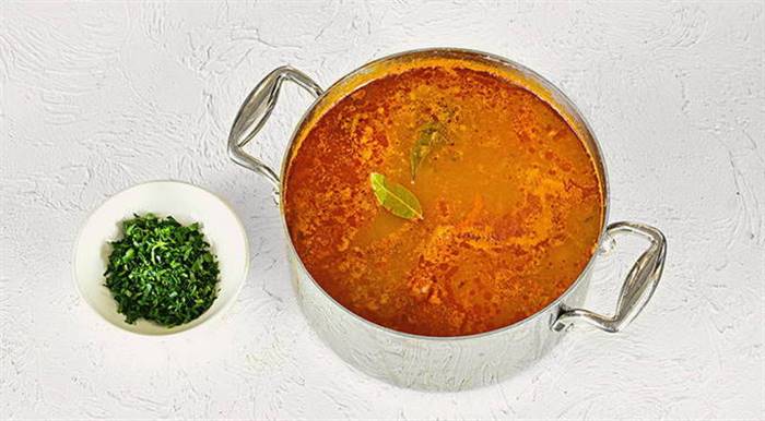 Розсольник із перловкою та солоними огірками класичний