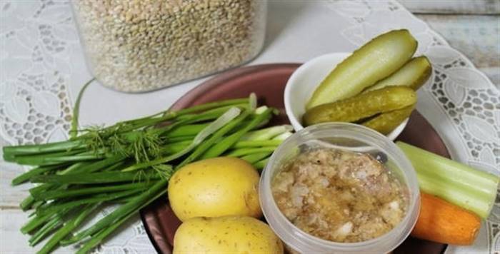 Розсольник із перловкою та солоними огірками класичний