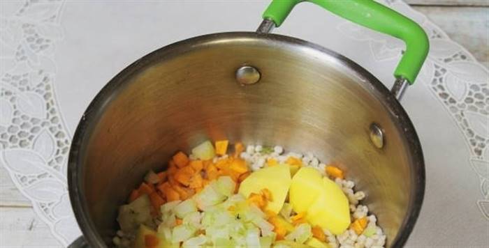 Розсольник із перловкою та солоними огірками класичний
