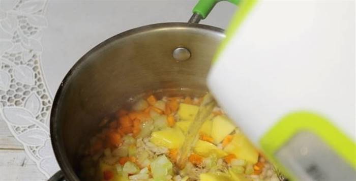 Розсольник із перловкою та солоними огірками класичний