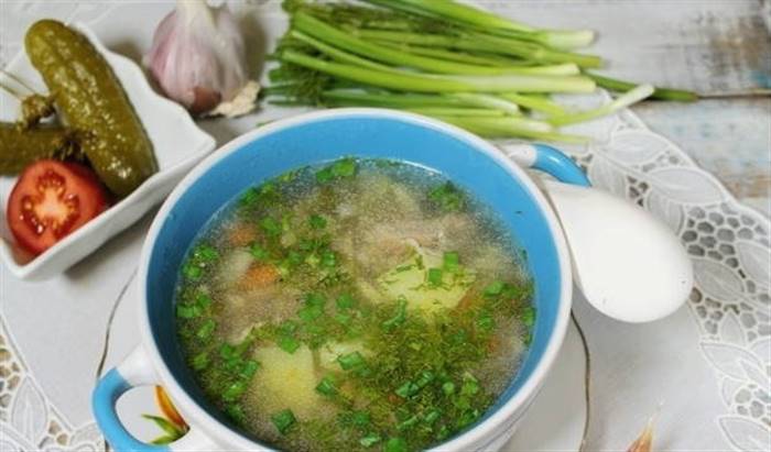 Розсольник із перловкою та солоними огірками класичний