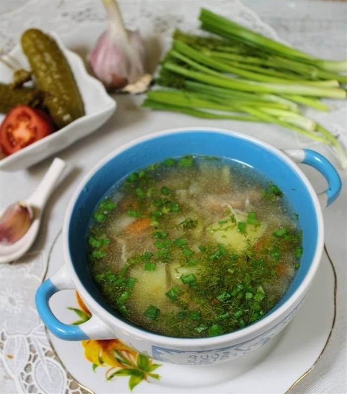 Розсольник із перловкою та солоними огірками класичний