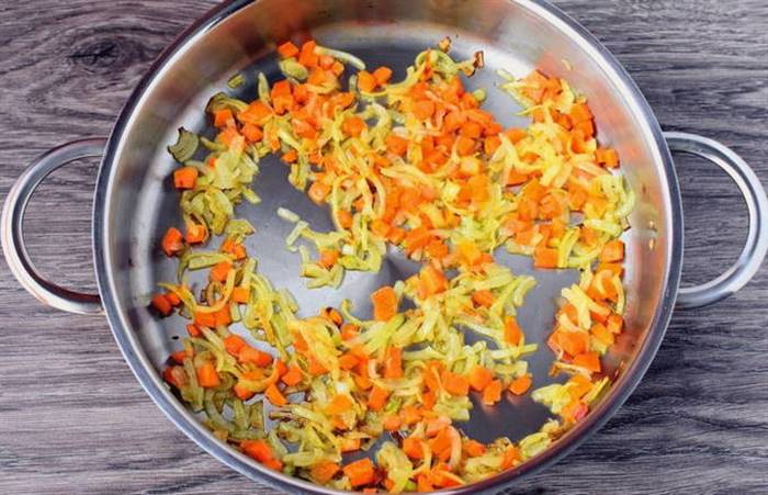 Розсольник із перловкою та солоними огірками класичний