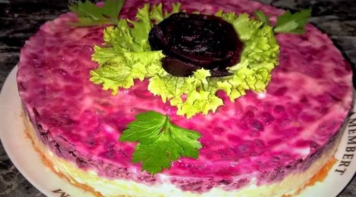 Салат коханка з чорносливом і родзинками на сухій сковороді