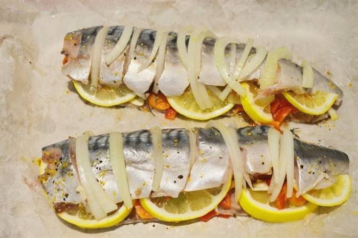 Скумбрія, запечена у фользі в духовці