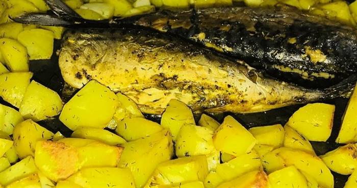 Скумбрія, запечена у фользі в духовці