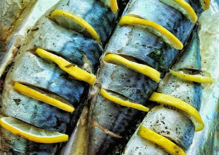 Скумбрія, запечена у фользі в духовці