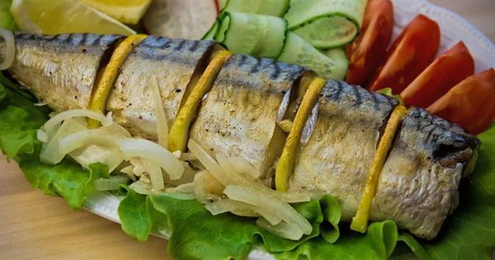 Скумбрія, запечена у фользі в духовці