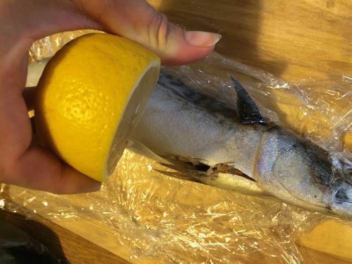 Скумбрія, запечена у фользі в духовці